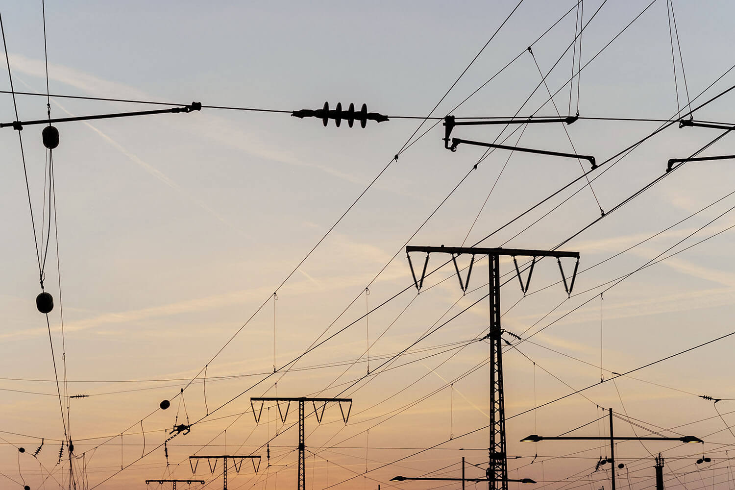 mpa-elektrobiologie-ag-elektrosmog-ursache-hochspannungsleitungen-zuglinie-hell Bahnlinie und Magnetfelder als Elektrosmog-Quelle