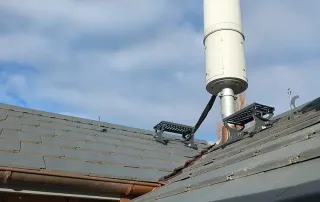 mpa-elektrobiologie-privatpersonen-impression-als-kamin-versteckte-mobilfunkantenne-auf-dach Als Kamin getarnte Mobilfunkantenne